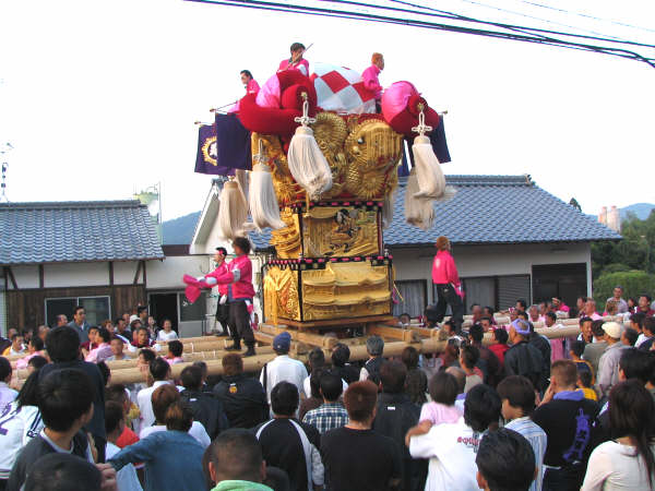 赤いくくりの泉太鼓台