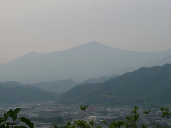 折り重なる山