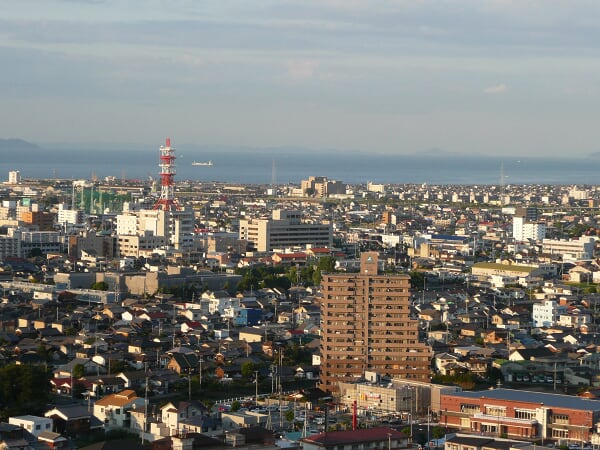 金子山より臨む・中央に市役所