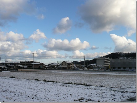 雲が浮かぶ雪景色