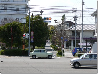 大通りを渡って裏通りへ。