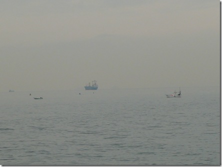 沖に浮かぶ船