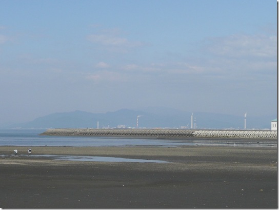 製紙会社の煙突を臨む