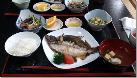 西喜光地町の“まんまる”食堂にて “まんまる”にて