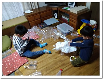 真剣に何かを作っている 真剣に何かを作っている